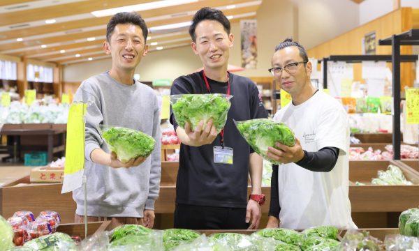 スタッフが並んでいる写真